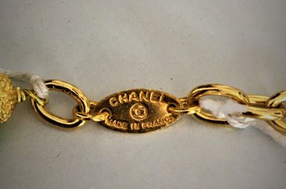 null CHANEL Made in France Collier en métal doré et grosses perles nacrées à calottes...