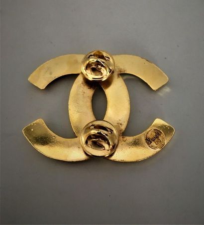 null CHANEL Made in France Broche double pin 's en métal doré au chiffre de la marque...