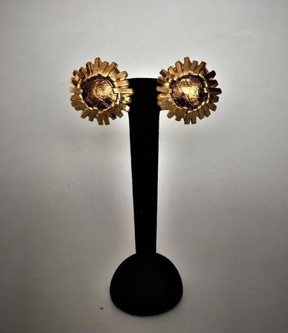 null YVES SAINT LAURENT Made in France Paire de clips d'oreilles fleur en métal doré...