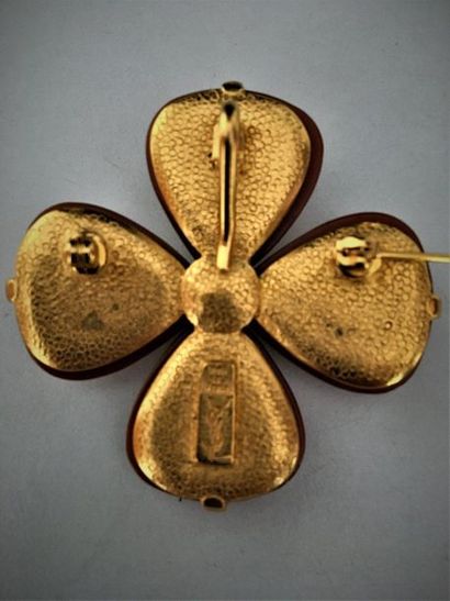 null YVES SAINT LAURENT Made in France Broche pendentif trèfle en métal doré pétales...