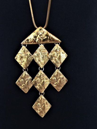 null YVES SAINT LAURENT Made in France Long collier serpent en métal doré à pendentif...