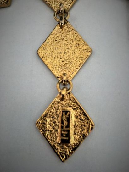 null YVES SAINT LAURENT Made in France Long collier serpent en métal doré à pendentif...