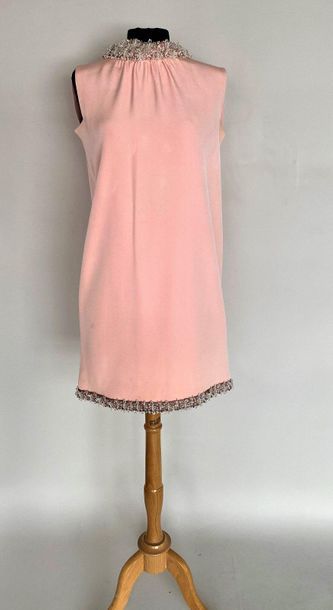  PIERRE CARDIN Boutique Paris Sleeveless dress in pink crepe powdered with pearled...