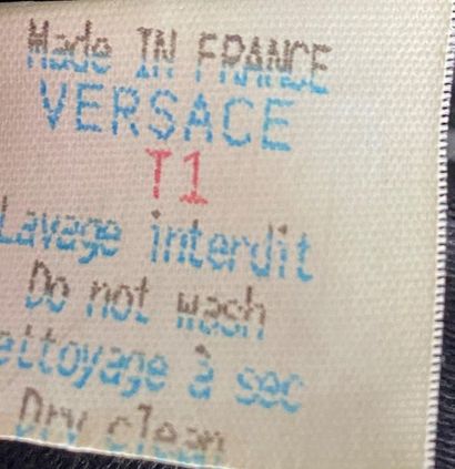 null VERSACE

Manteau en fibre composite noire brodée de croix de malte et pierres...