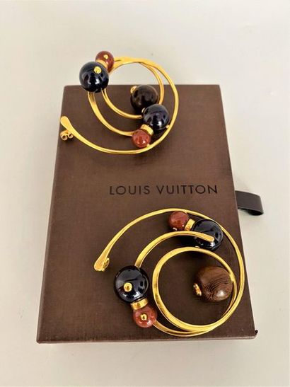 null LOUIS VUITTON

Pair of "Cosmos" golden brass earrings decorated with wood beads...