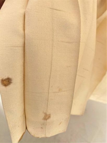null DANIEL HECHTER Ivory silk set Size 42

(stains on bottom of skirt)