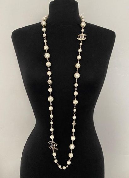 null CHANEL Made in France Silver plated metal long necklace with pearly pearls and...