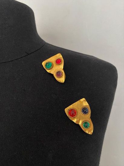 null Pair of triangular lapel clips decorated with coloured glass cabochons 

Height...