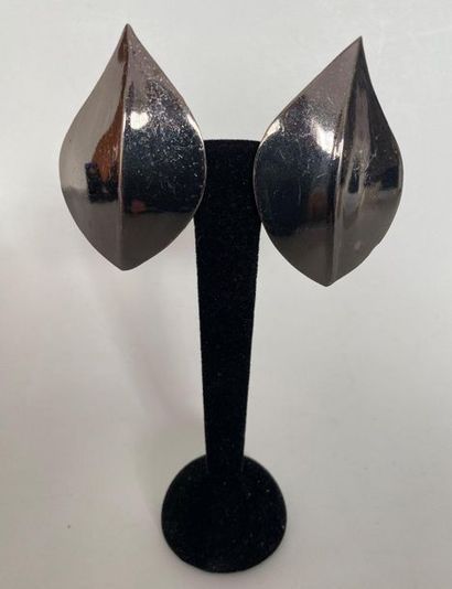 null GOOSSENS Paris Pair of ear clips sheet metal patinated steel - signed 

Ht 6cm

(...