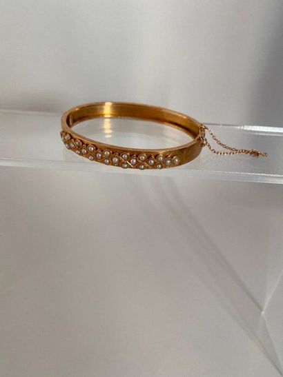 null Bracelet jonc ouvrant en or 750 millièmes orné d'une frise de petites perles...