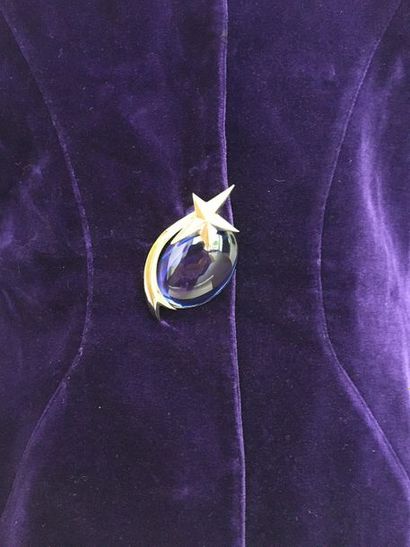 null THIERRY MUGLER Paris Veste en velours violet bouton à comète nickelé et cabochon...