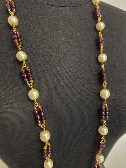 null CHANEL Made in France Autumn 1993 Long necklace gold plated metal pearl beads...