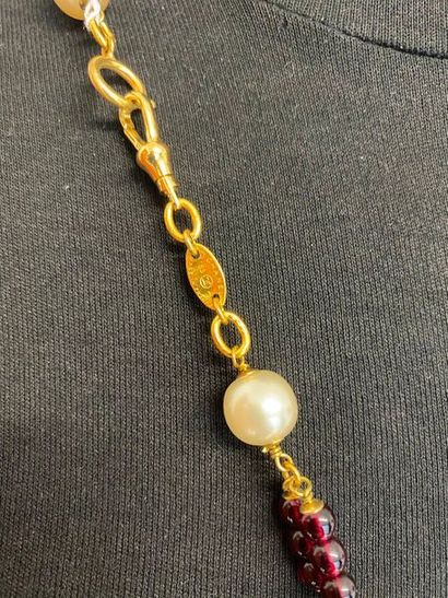 null CHANEL Made in France Autumn 1993 Long necklace gold plated metal pearl beads...