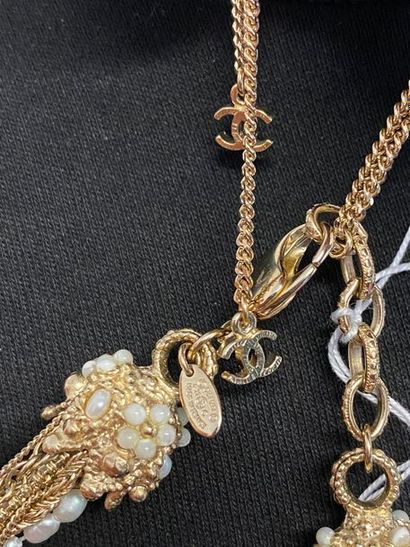 null CHANEL Made in France Autumn 2011 Multi strands necklace holding an oval pendant...