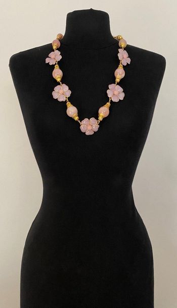 null CHANEL Made in France 1983 Long necklace in gilded metal camellias and pink...