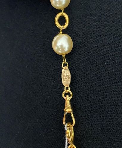 null CHANEL Made in France 1983 Long necklace in gold plated metal and pearly beads...