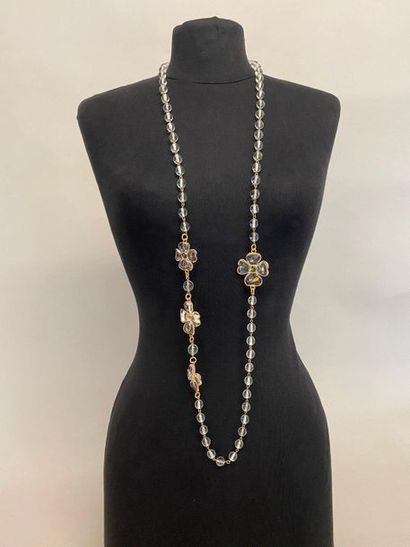 null CHANEL 1983 Long necklace in gilded metal and glass beads decorated with camellias...