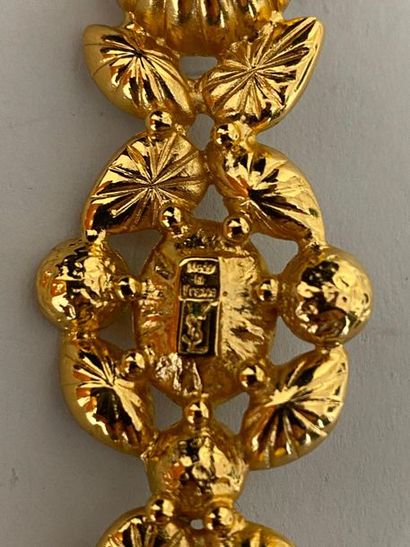 null YVES SAINT LAURENT par Robert GOOSSENS Broche florale en métal doré et strass...