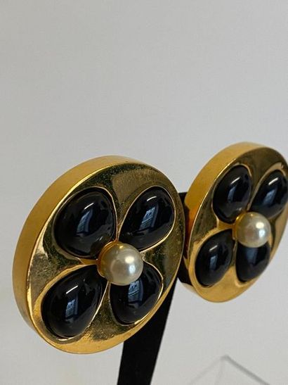 null CHANEL Made in France 2003 Paire de clips d'oreilles circulaires en métal doré...