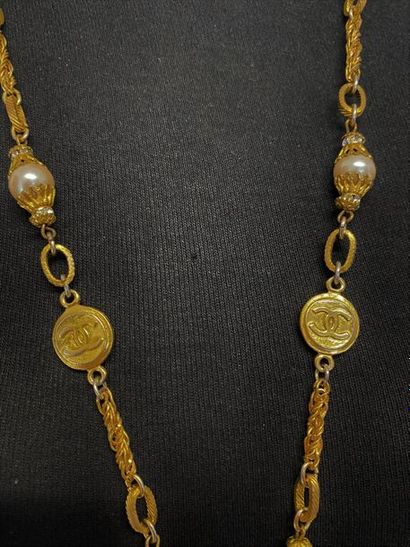 null CHANEL Sautoir de style Renaissance en métal doré et perles nacrées à calottes...
