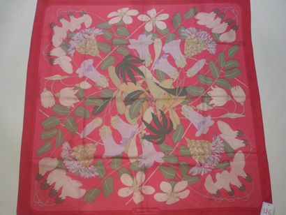 HERMES Paris Carré en soie bordure fushia sur le thème des fleurs