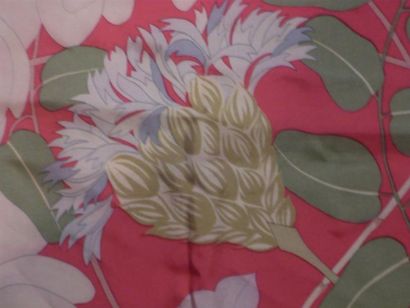 HERMES Paris Carré en soie bordure fushia sur le thème des fleurs