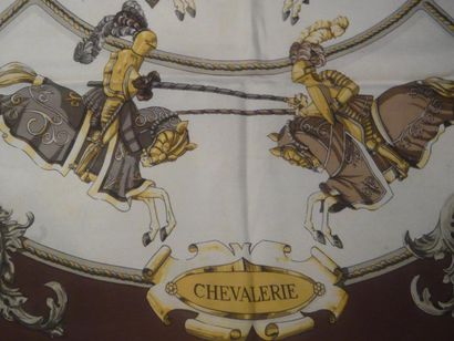 HERMES Paris "Chevalerie" Rare carré en soie bordure chocolat fond ivoire - circa...