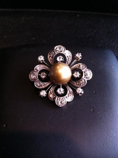 null Broche fleur en or et argent ornée d'une perle grise diamants et roses XIXe...