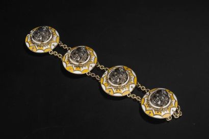 null Bracelet en vermeil composé de quatre motifs émaillés jaune et blanc centré...