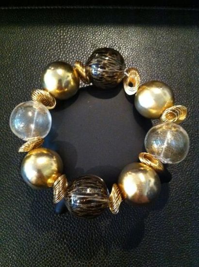 BOTTEGA VENETA Bracelet composé de boules de verre soufflé et métal doré alternées...