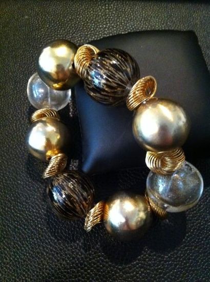BOTTEGA VENETA Bracelet composé de boules de verre soufflé et métal doré alternées...