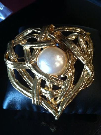 YVES SAINT LAURENT Broche-pendentif coeur stylisé ornée en son centre d'une perle...