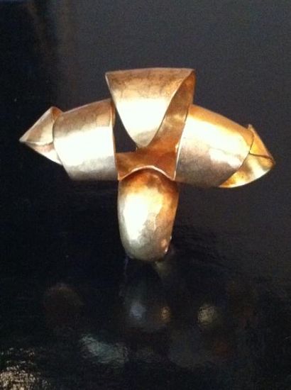 VAN DER STRAETEN Bague sculpture en métal doré martelé