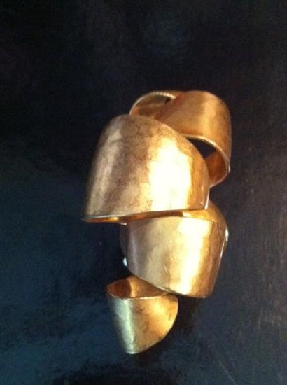 VAN DER STRAETEN Bague sculpture en métal doré martelé