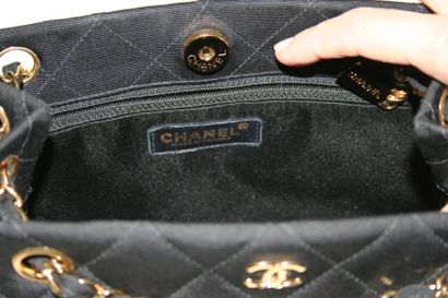 CHANEL Sac à main de forme trapèze en jersey noir matelassé avec chaîne dorée, intérieur...