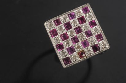 null Bague en platine à motif central carré pavée de diamants taille rose et de rubis...