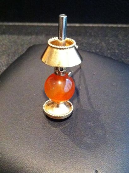 MELLERIO Paris Clip lampe bouillote en or et cornaline - poids: 6,4g