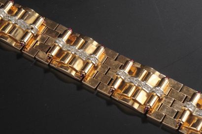 null Bracelet tank en or rose et platine à motifs d'enroulements pavés de diamants...