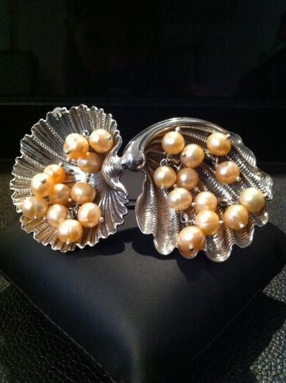 BUCCELLATI Broche coquillage ornée de perles en pampilles - poids brut: 50,7g