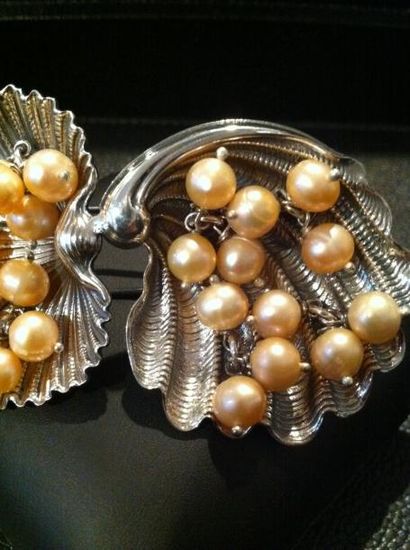 BUCCELLATI Broche coquillage ornée de perles en pampilles - poids brut: 50,7g