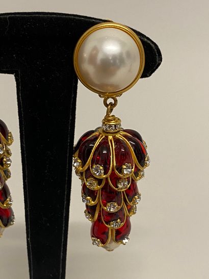 null 
CHANEL by GRIPOIX Pair of hops ear clips in gold metal red glass paste strass...