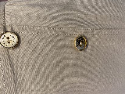 null CELINE Jupe en coton beige double boutonnage en métal doré au nom de la marque...