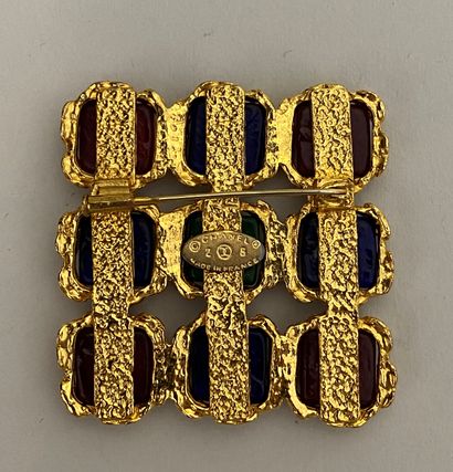 null CHANEL Made in France Broche carrée en métal doré monture aux chiffres de la...