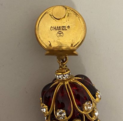 null 
CHANEL by GRIPOIX Pair of hops ear clips in gold metal red glass paste strass...