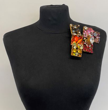 null 
THE SHOW MUST GO ON Metal trembling brooch with patina, square motifs and flowers...