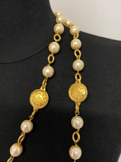 null CHANEL Made in France Sautoir en métal doré et perles nacrées alternées de motifs...