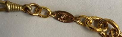 null CHANEL Made in France Sautoir en métal doré maille olive orné de perles de verre...