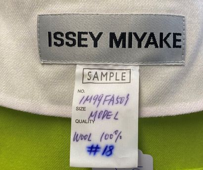 null ISSEY MIYAKE Made in Japan Manteau en lainage mastic et vert acidulé - taille...