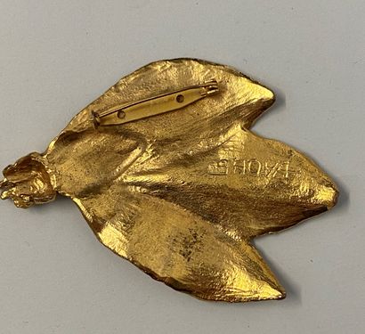 null SAOYA Broche feuilles en métal doré - signée 

9x6,5cm