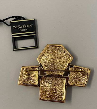 null YVES SAINT LAURENT Collection Made in France Modernist brooch in gilded metal...